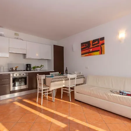 Apartamento Fiumelatte Sleeps 4 Wifi T790813